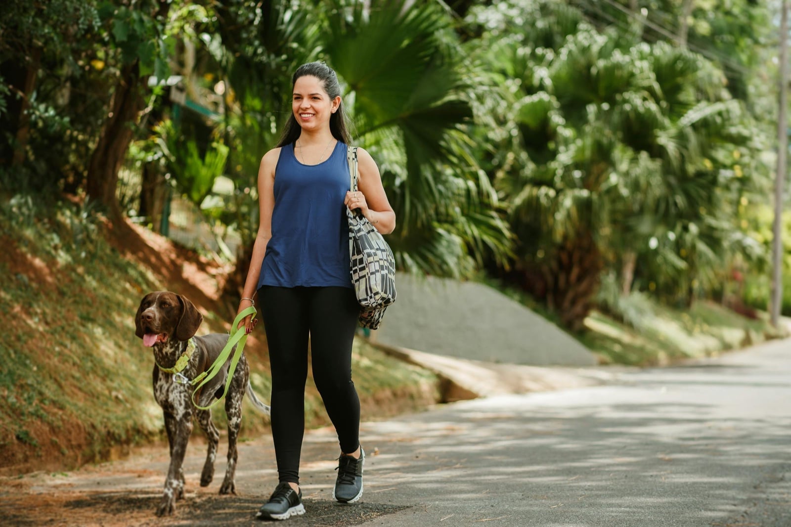 Mulher brasileira caminhando de manhã durante rotina de emagrecimento com acompanhamento médico.